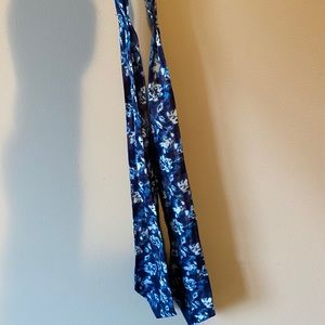 BCBG scarf tie